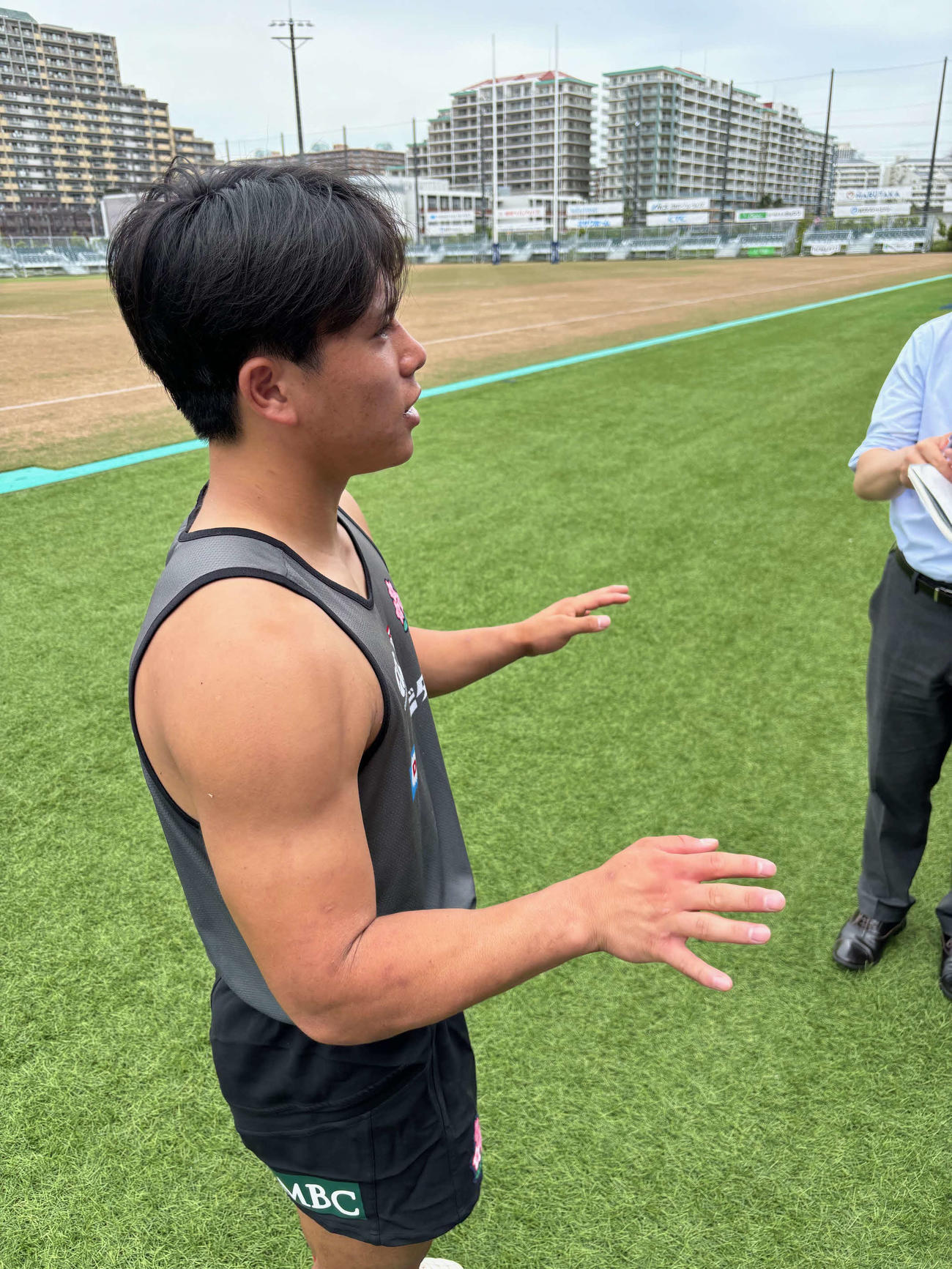 パリ五輪の大観衆を想定し意思疎通を図るジェスチャーの一例を披露した石田吉平（撮影・松本航）