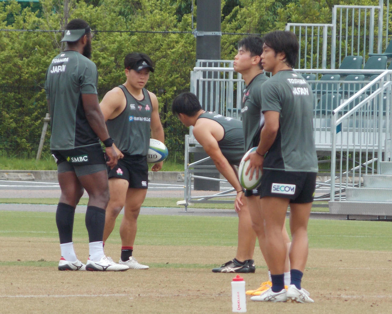 7人制ラグビー男子日本代表候補の浦安合宿で話し込む石田吉平（左から2人目）ら選手たち（撮影・松本航）