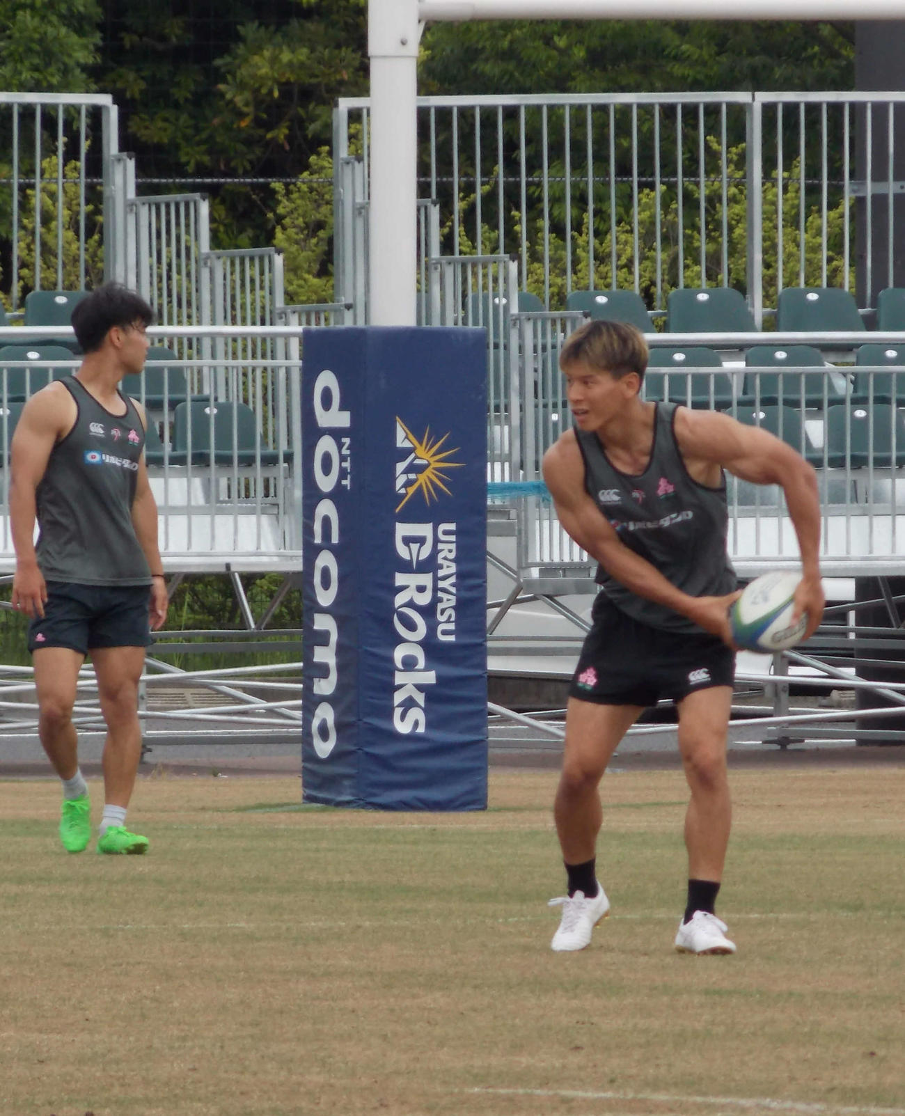 7人制ラグビー男子日本代表候補の浦安合宿でパスする林大成（右）（撮影・松本航）