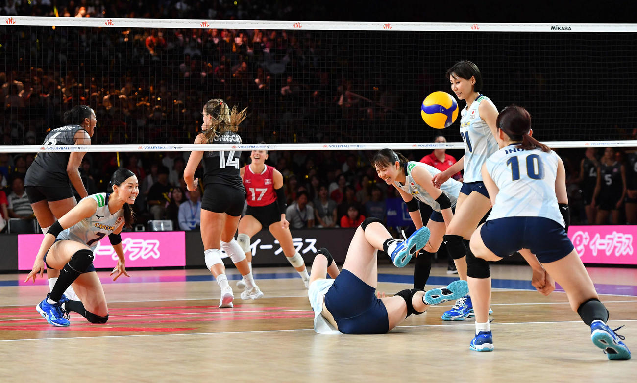 日本対カナダ　第4セット、失点するバレー女子日本代表（撮影・岩下翔太）