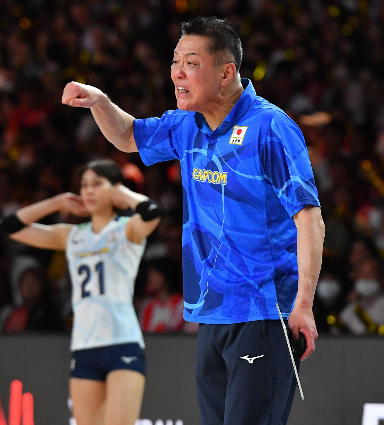 日本対カナダ　第4セット、厳しい表情で指示を出す真鍋監督（撮影・岩下翔太）