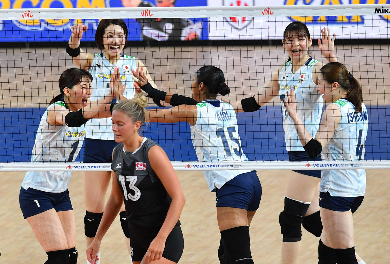 日本対カナダ　第2セット、宮部（中央）が得点を奪い、笑顔を見せるバレー女子日本代表の選手たち（撮影・岩下翔太）