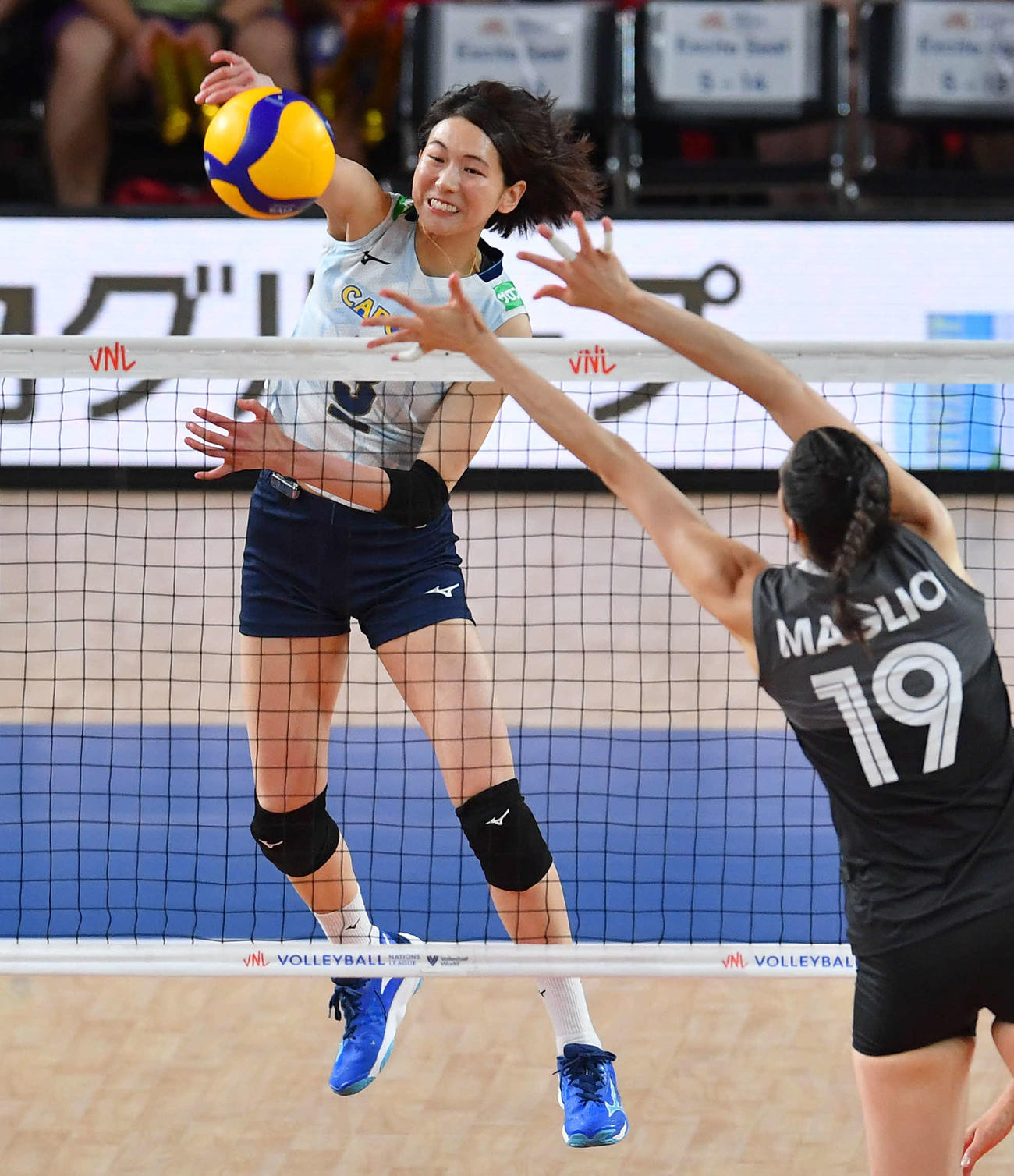 日本対カナダ　第1セット、スパイクで得点を奪う古賀（撮影・岩下翔太）