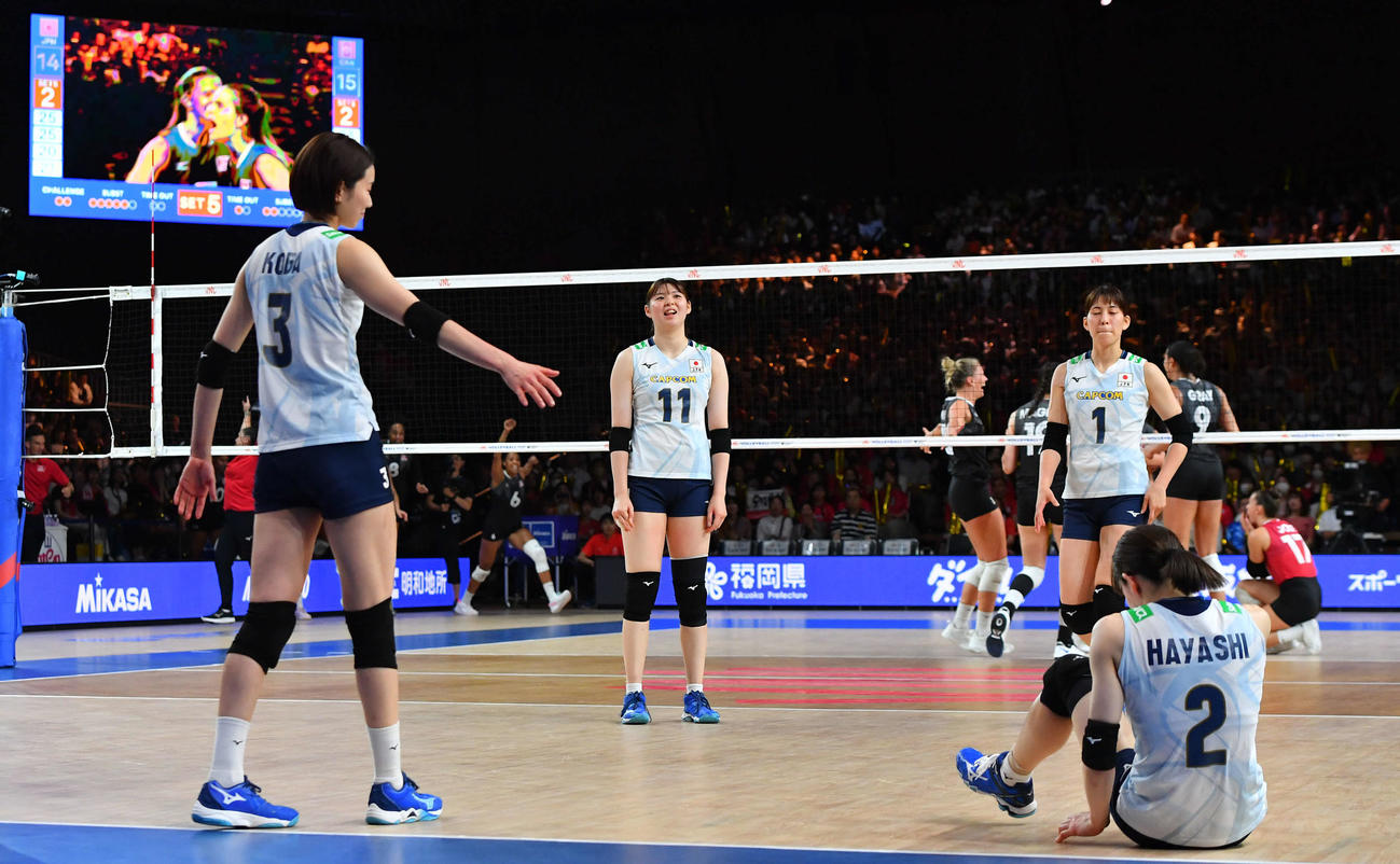 日本対カナダ　第5セット、サービスエースで敗れ、肩を落とすバレー女子日本代表（撮影・岩下翔太）