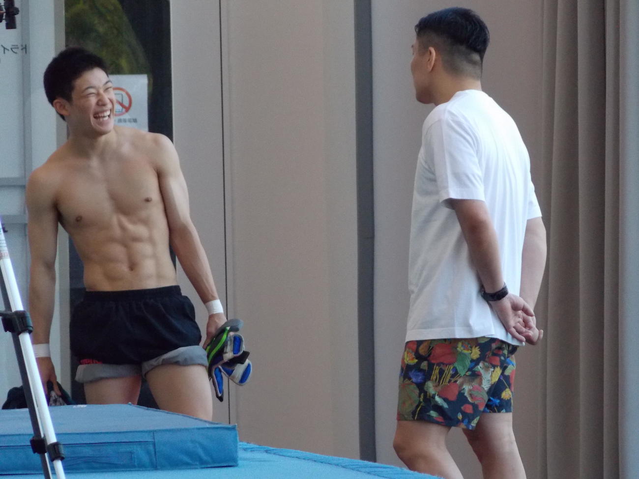 飛び込み日本代表の公開練習で笑顔を見せる玉井陸斗（左）と寺内健コーチ（撮影・松本航）