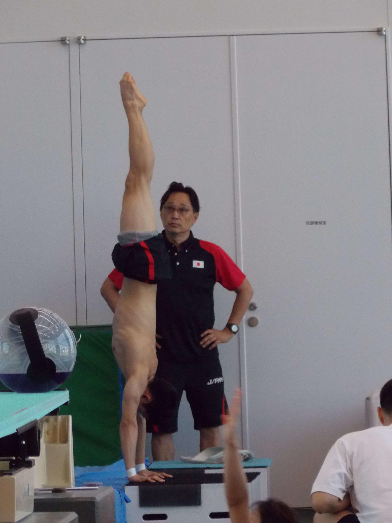 飛び込み日本代表の公開練習で倒立する玉井陸斗（左）と馬淵崇英コーチ（撮影・松本航）