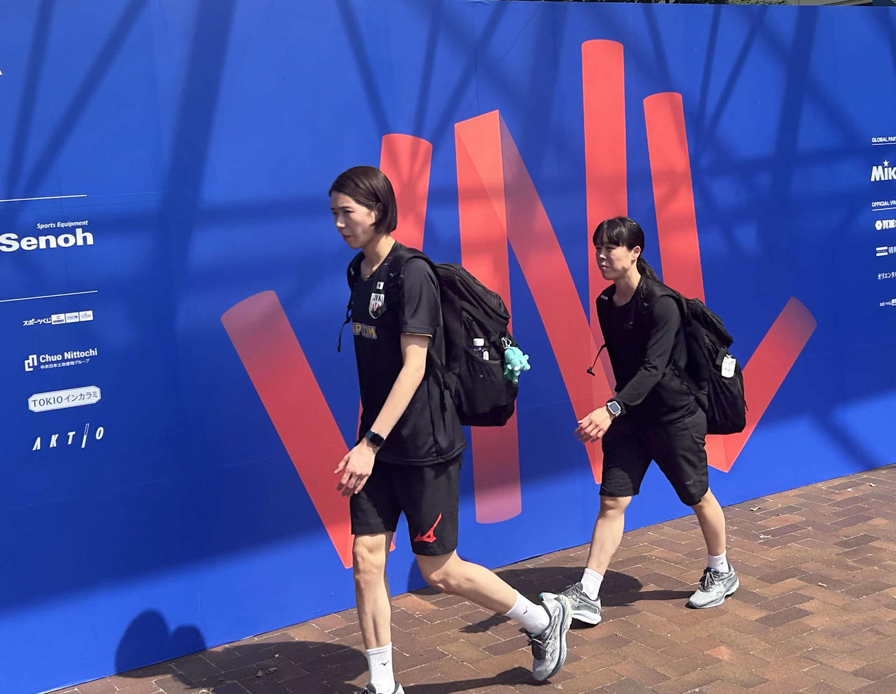 14日、練習会場入りするバレー女子日本代表の古賀紗理那（左）と小島満菜美（撮影・勝部晃多）