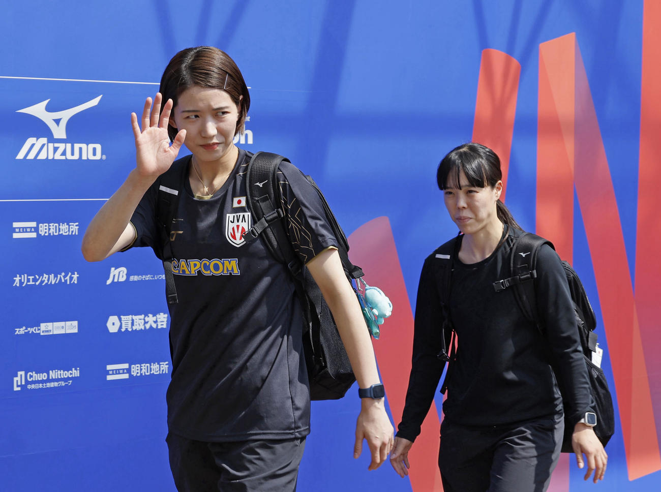 14日、練習のため会場入りするバレーボール女子の古賀（左）と小島（共同）