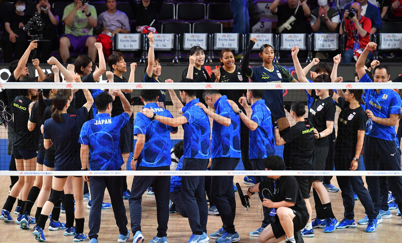 日本対カナダ　試合前、円陣を組むバレー女子日本代表の選手たち（2024年6月13日撮影）
