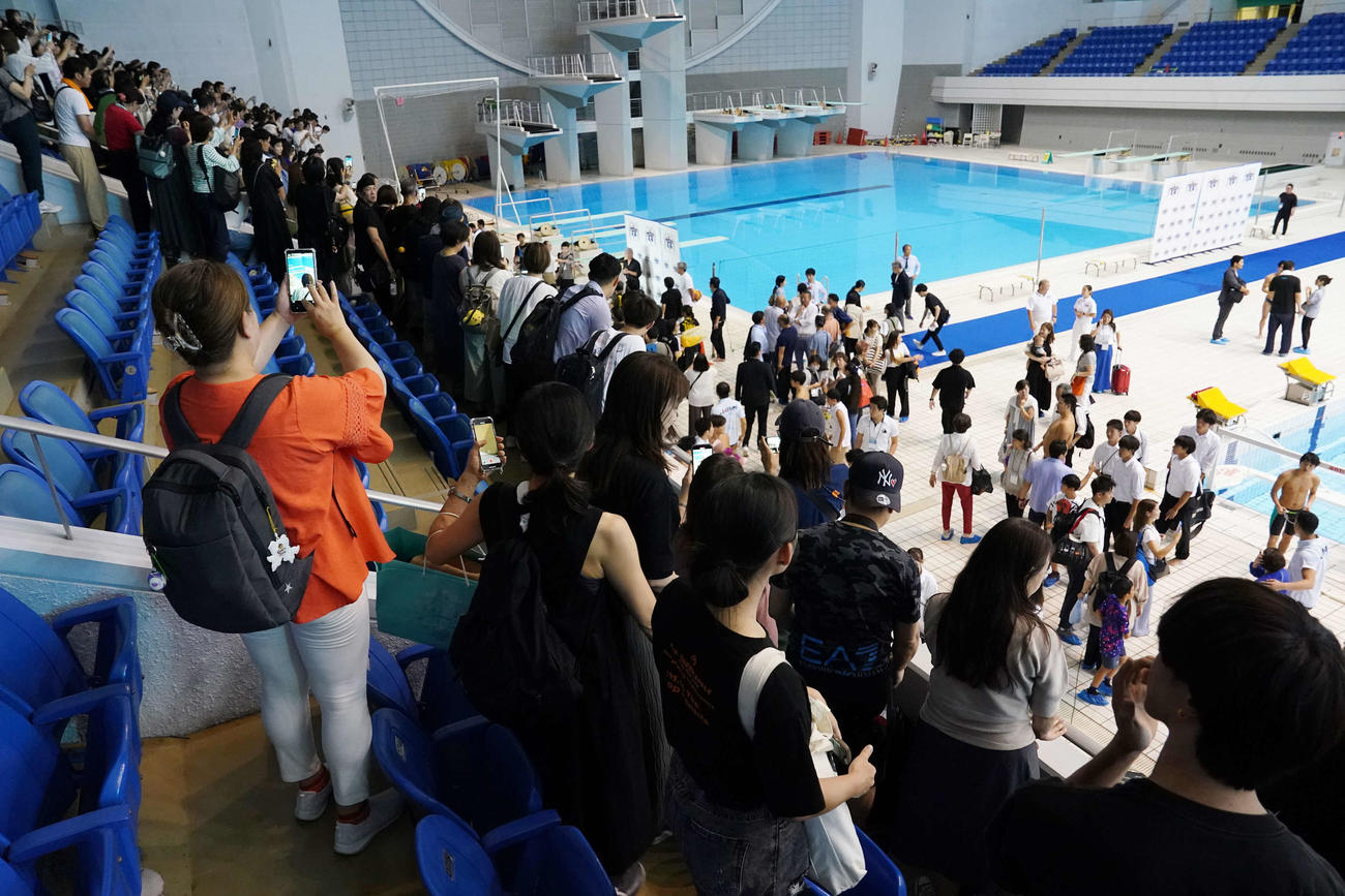 パリ五輪水球男子日本代表壮行会が終了後、詰め掛けた観客がスタンドの最前列まで押し寄せる盛況ぶりだった（撮影・小沢裕）