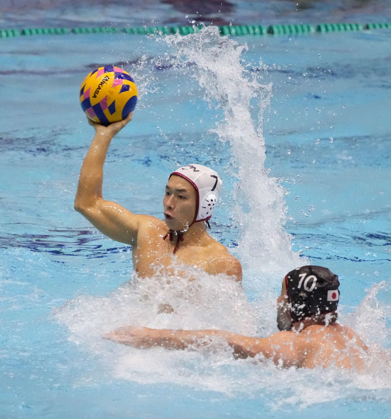パリ五輪水球男子日本代表壮行会でドリームチームとの壮行試合に臨む日本代表の伊達（撮影・小沢裕）