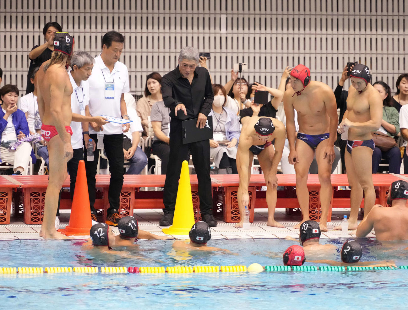 パリ五輪水球男子日本代表壮行会で日本代表チームとの壮行試合に臨むドリームチーム監督の吉川晃司（撮影・小沢裕）