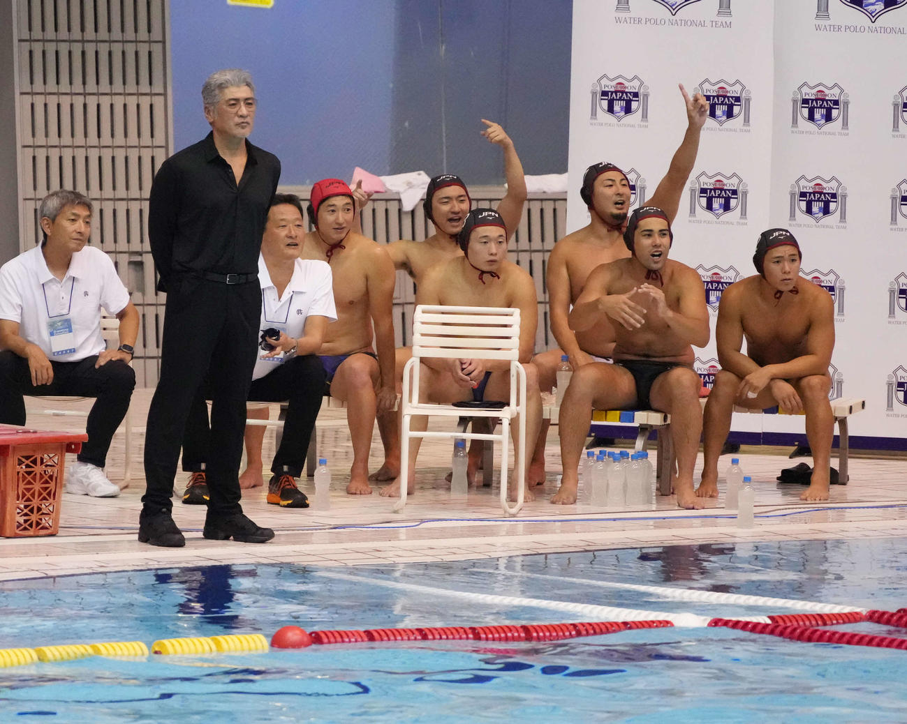 日本代表チームとの壮行試合でドリームチームを率いた監督の吉川晃司（撮影・小沢裕）