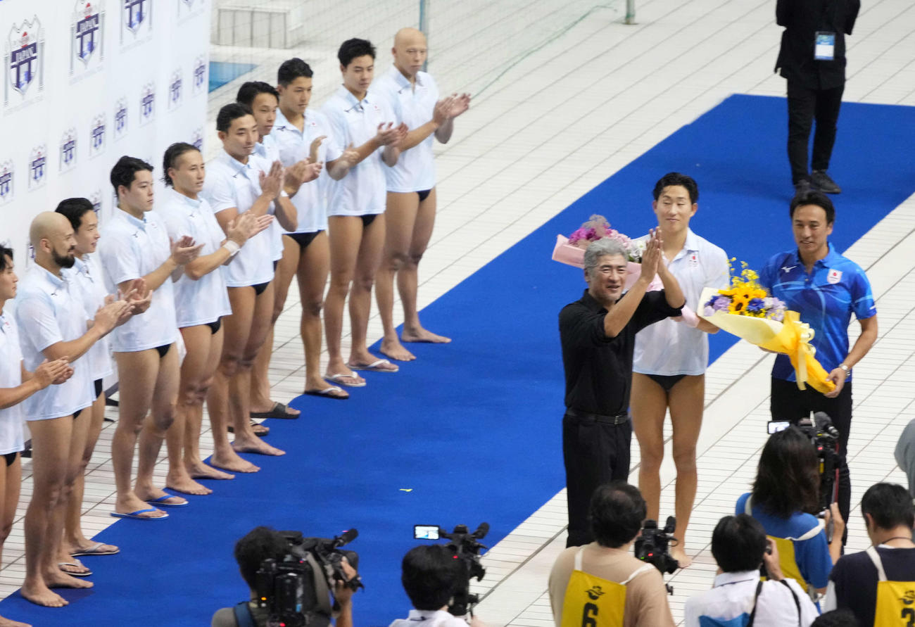 パリ五輪水球男子日本代表壮行会に臨み花束を贈呈する吉川晃司（右から3人目）（撮影・小沢裕）