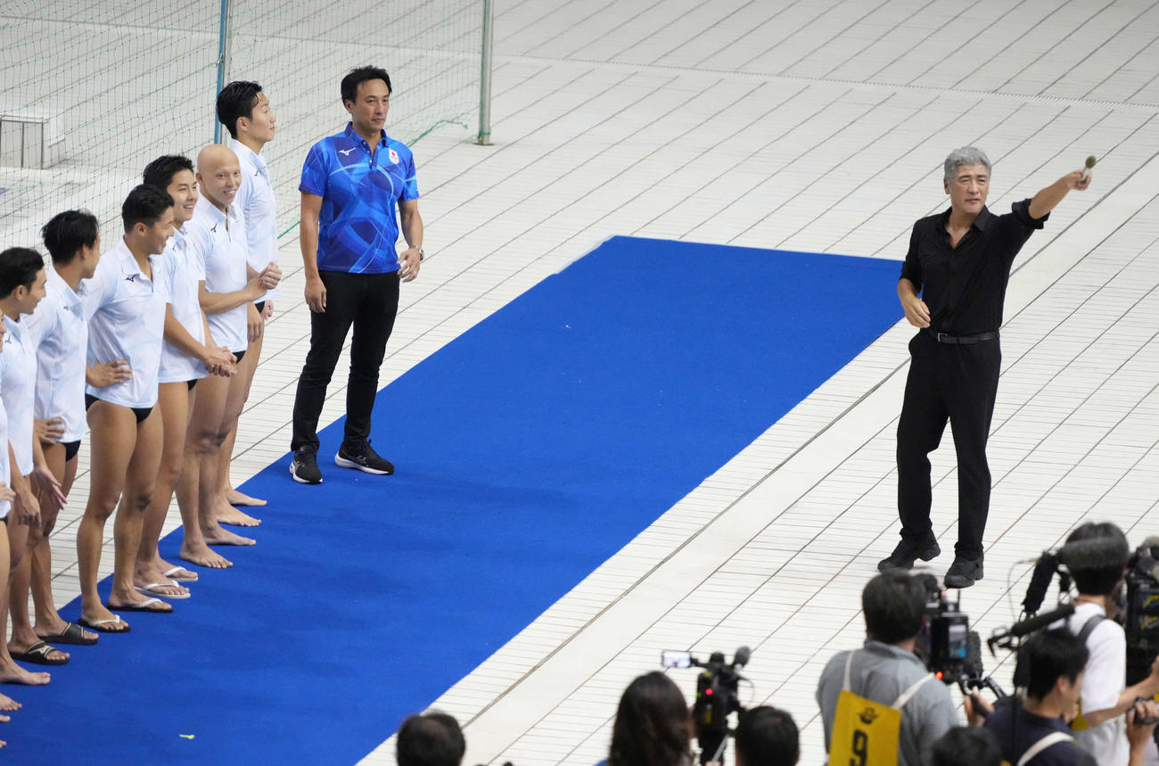 パリ五輪水球男子日本代表壮行会で応援エールを送った吉川晃司（右）は観客に声援をあおる（撮影・小沢裕）