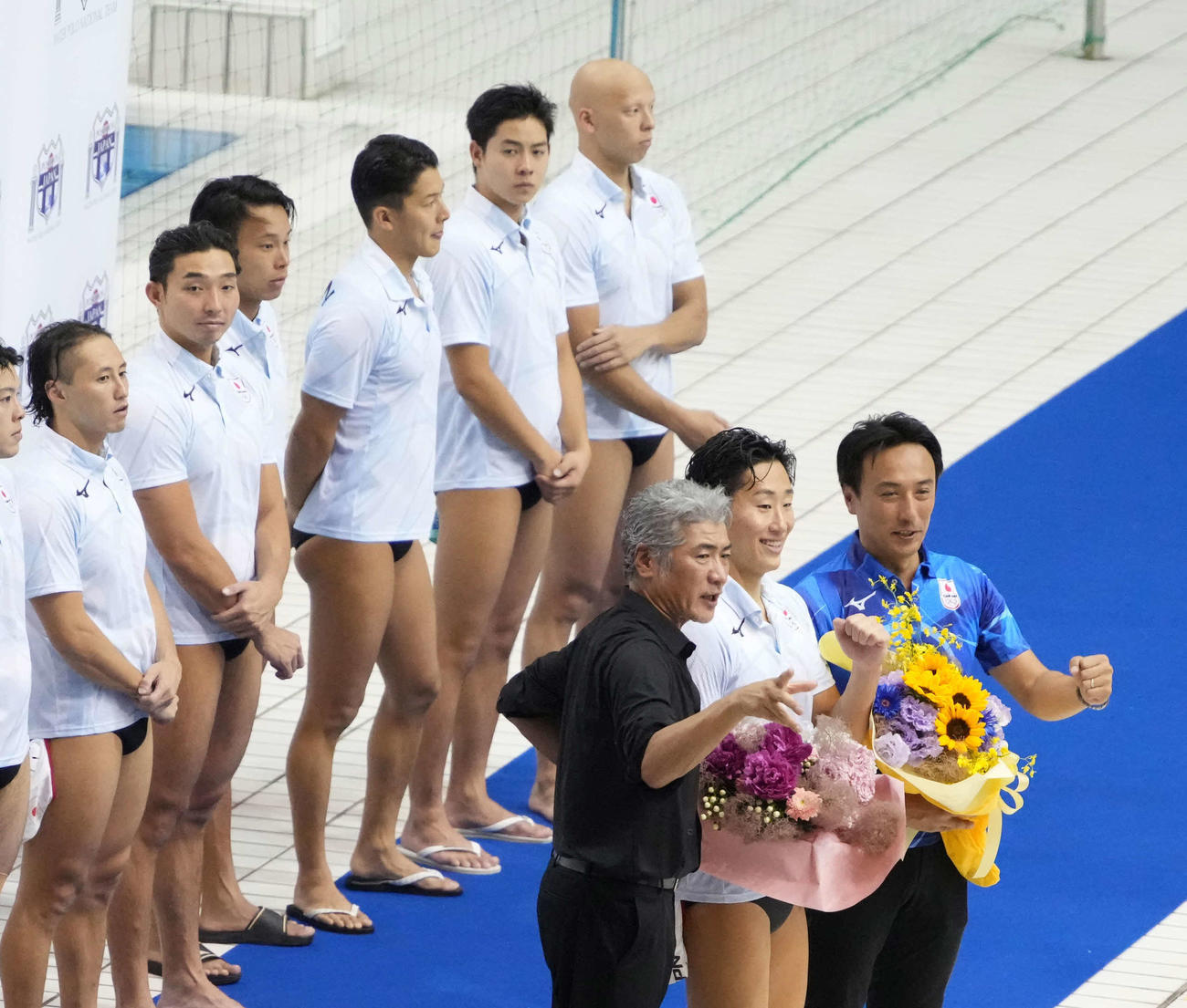 パリ五輪水球男子日本代表壮行会で応援エールを送った吉川晃司（手前左）（撮影・小沢裕）