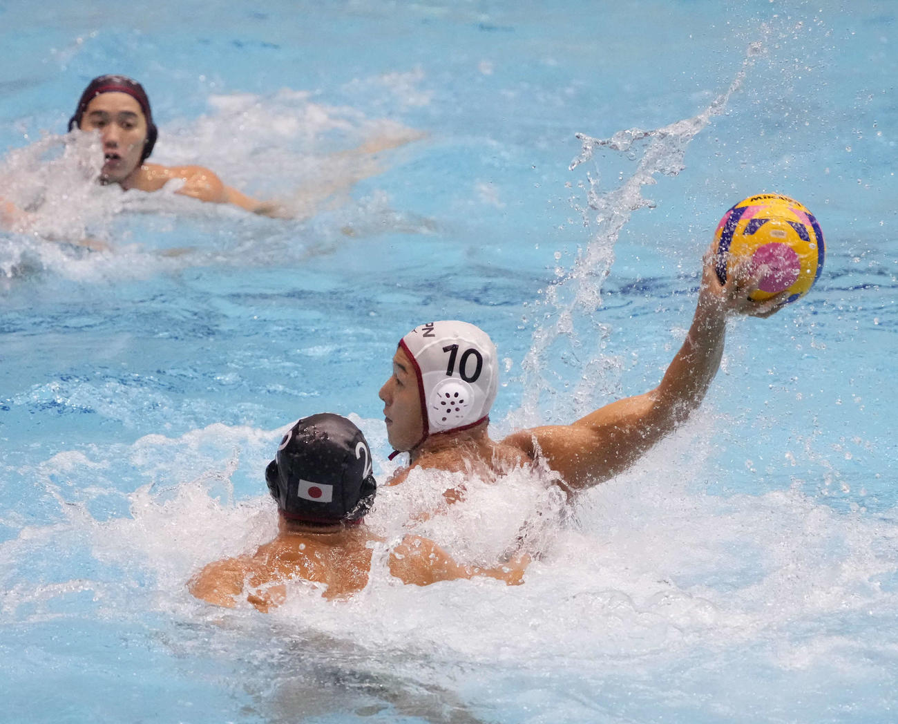 パリ五輪水球男子日本代表壮行会でドリームチームとの壮行試合に臨む日本代表の稲場（撮影・小沢裕）
