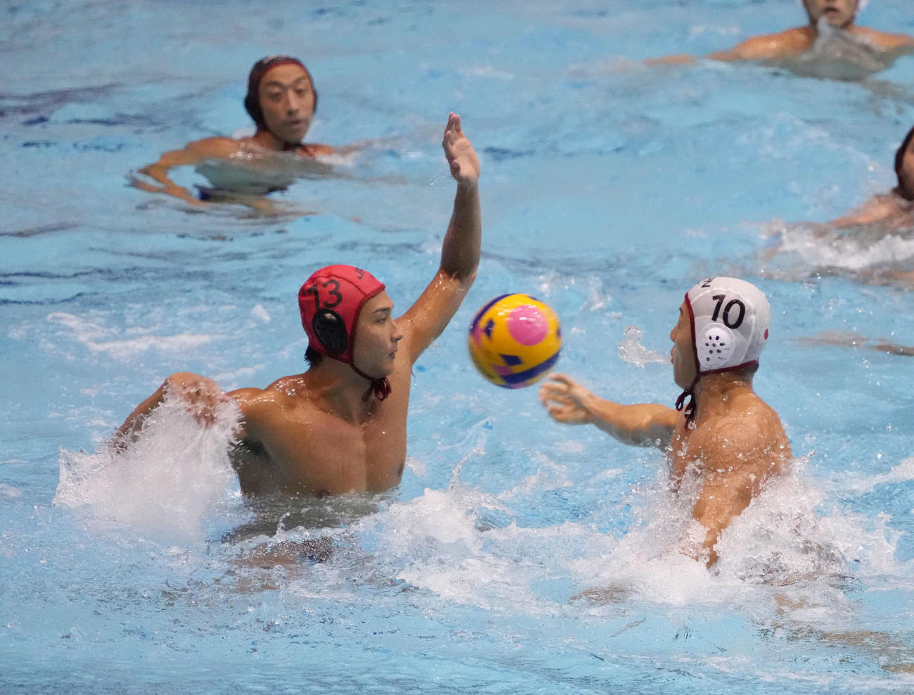 パリ五輪水球男子日本代表壮行会でドリームチームとの壮行試合に臨む日本代表の稲場（撮影・小沢裕）