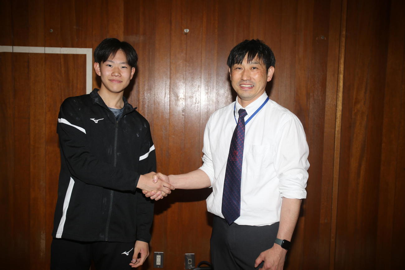 重量挙げ男子61キロ級の橘武蔵（左）は、父の典人監督と笑顔で握手（撮影・中島洋尚）