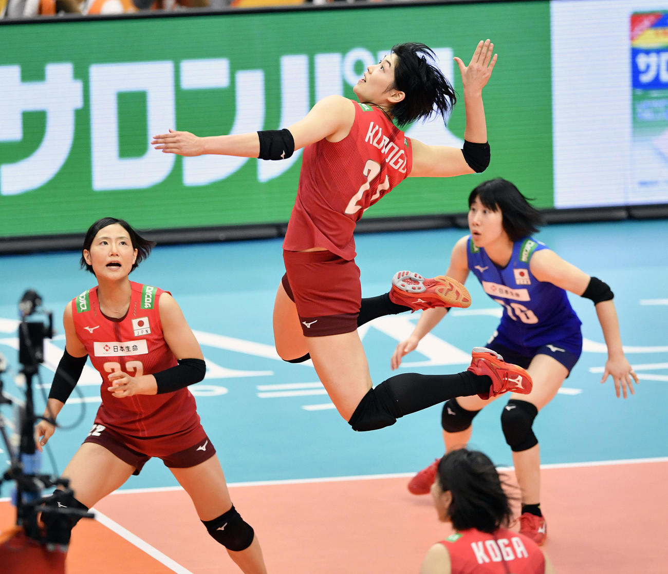 日本対アメリカ　第1セット、スパイクを放つ黒後（中央）（2018年10月19日撮影）