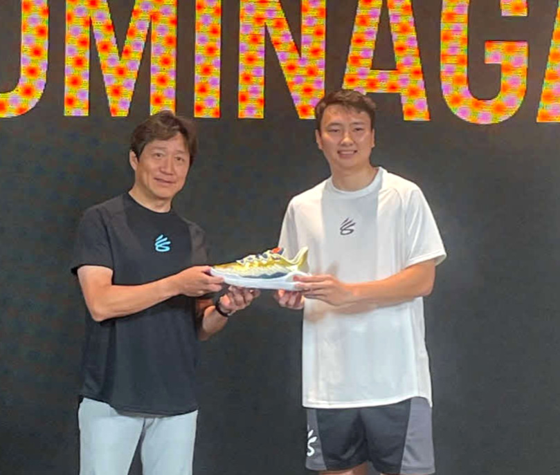 アンダーアーマーのカリーブランドと契約したバスケットボール男子の富永（右）と、ドーム社の北島義典代表CEO
