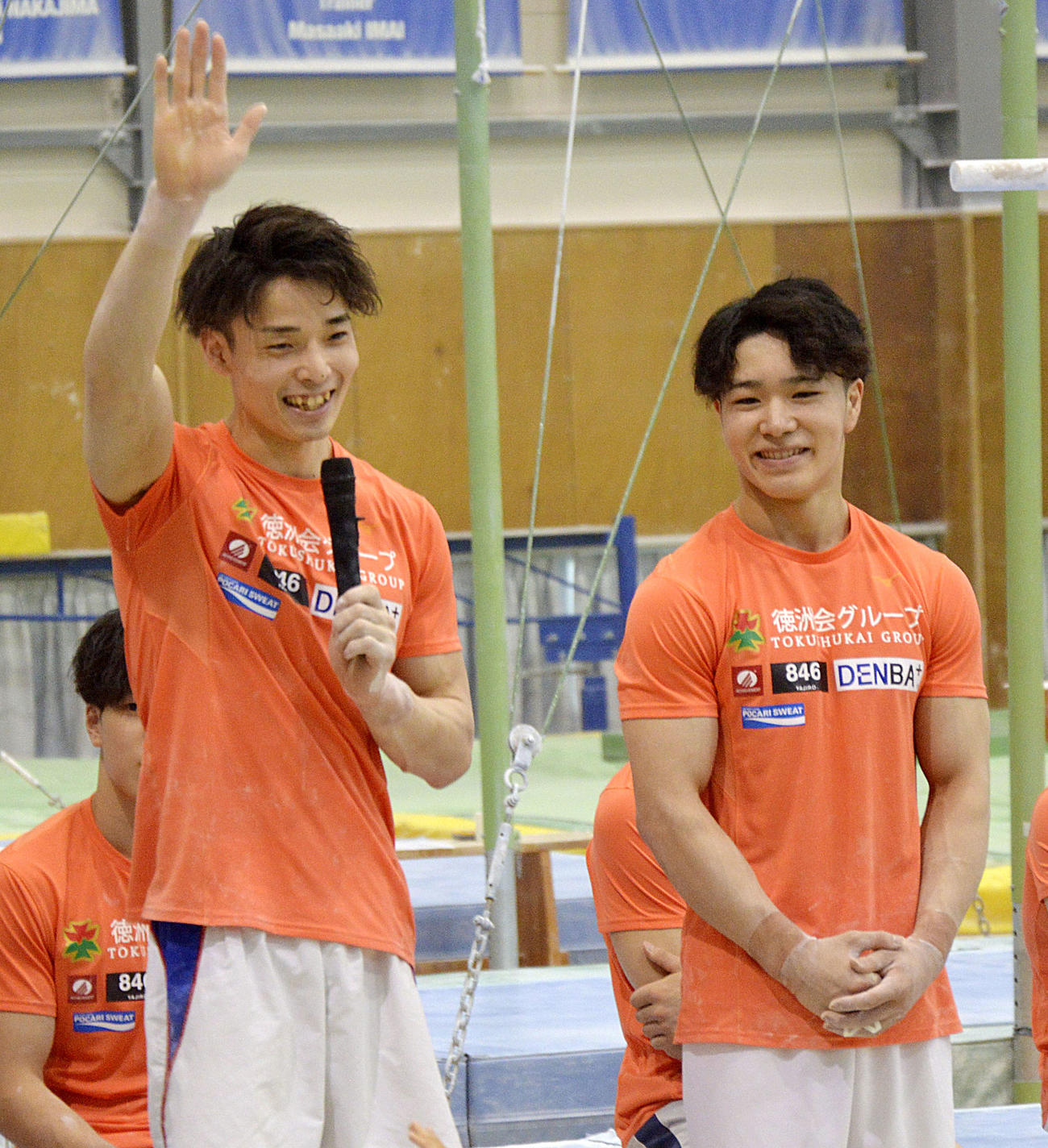 練習を公開した体操男子の杉野（左）と岡（共同）