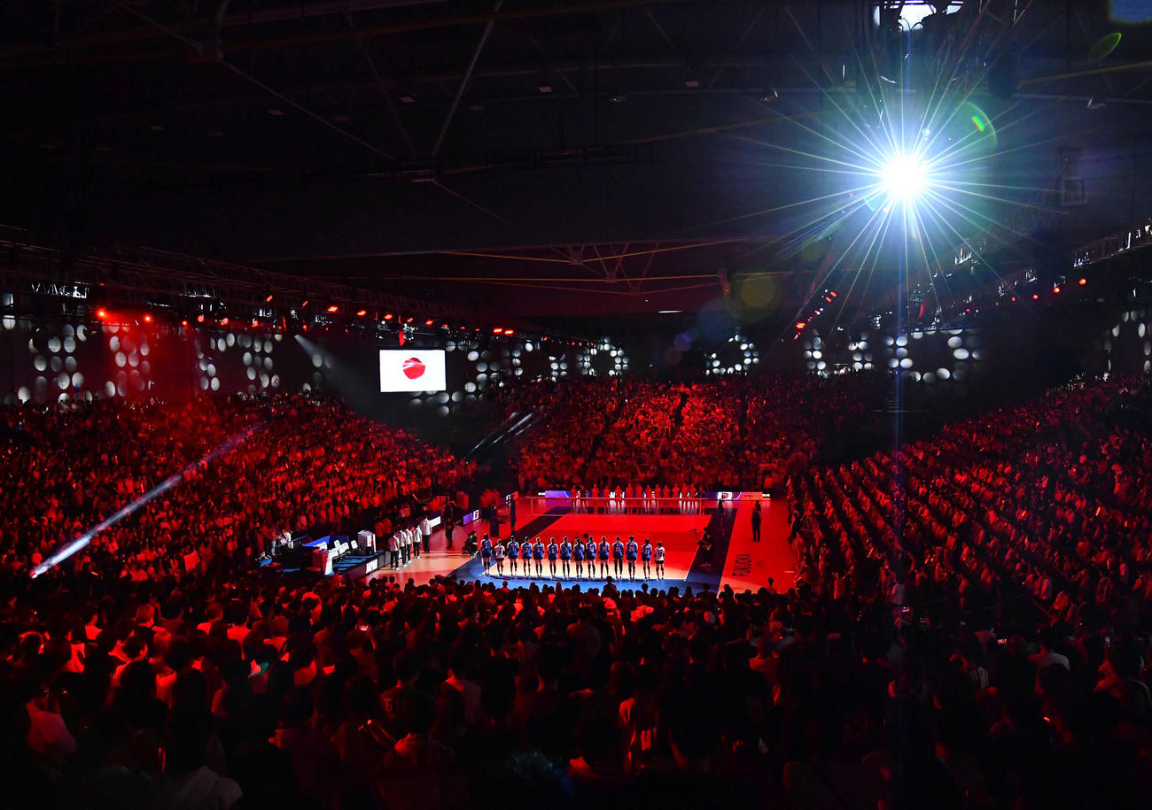 日本対セルビア　試合前、君が代が流される中、コートに整列するバレー女子日本代表（撮影・岩下翔太）