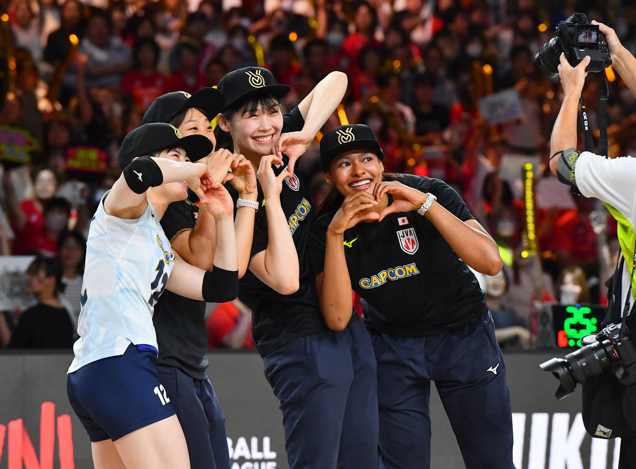 日本対セルビア　試合後、パリ五輪出場記念の帽子をかぶって記念撮影するバレー女子日本代表選手たち（撮影・岩下翔太）