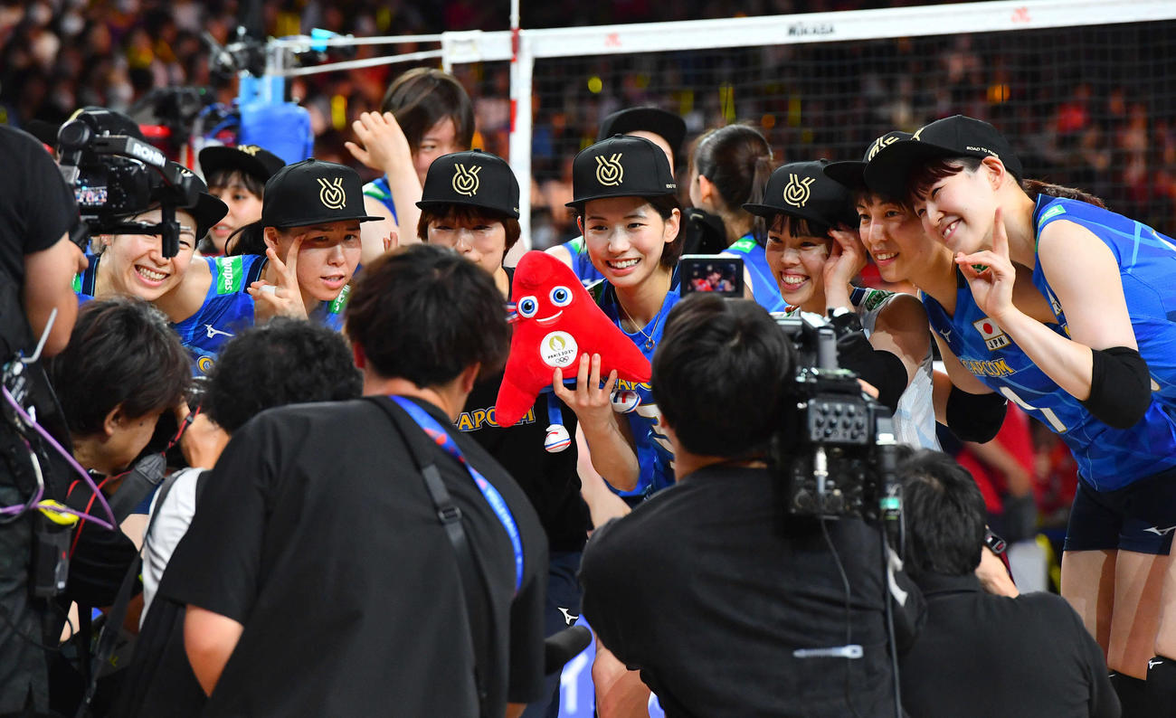 日本対セルビア　試合後、パリ五輪出場記念の帽子をかぶって記念撮影するバレー女子日本代表選手たち（撮影・岩下翔太）