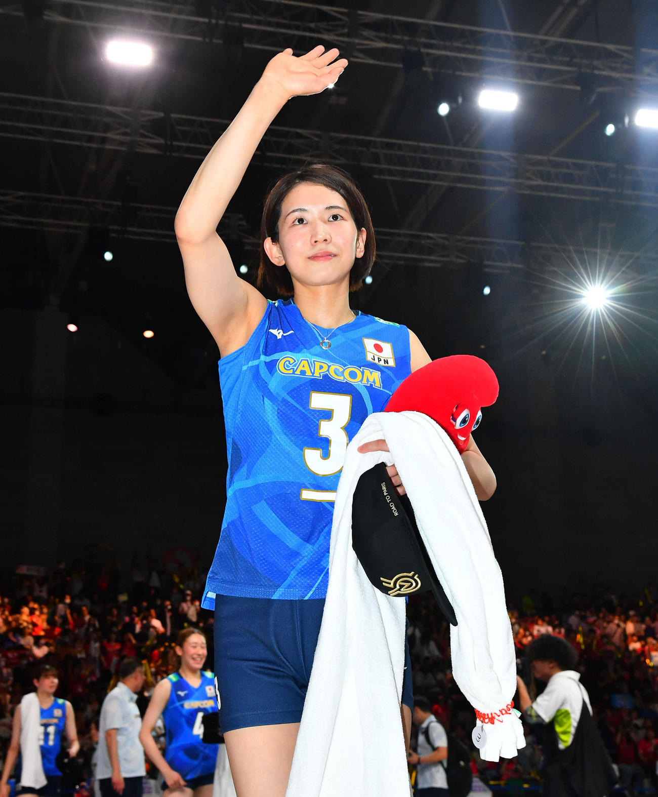 日本対セルビア　試合後、ファンに手を振りながら引き揚げる古賀（撮影・岩下翔太）