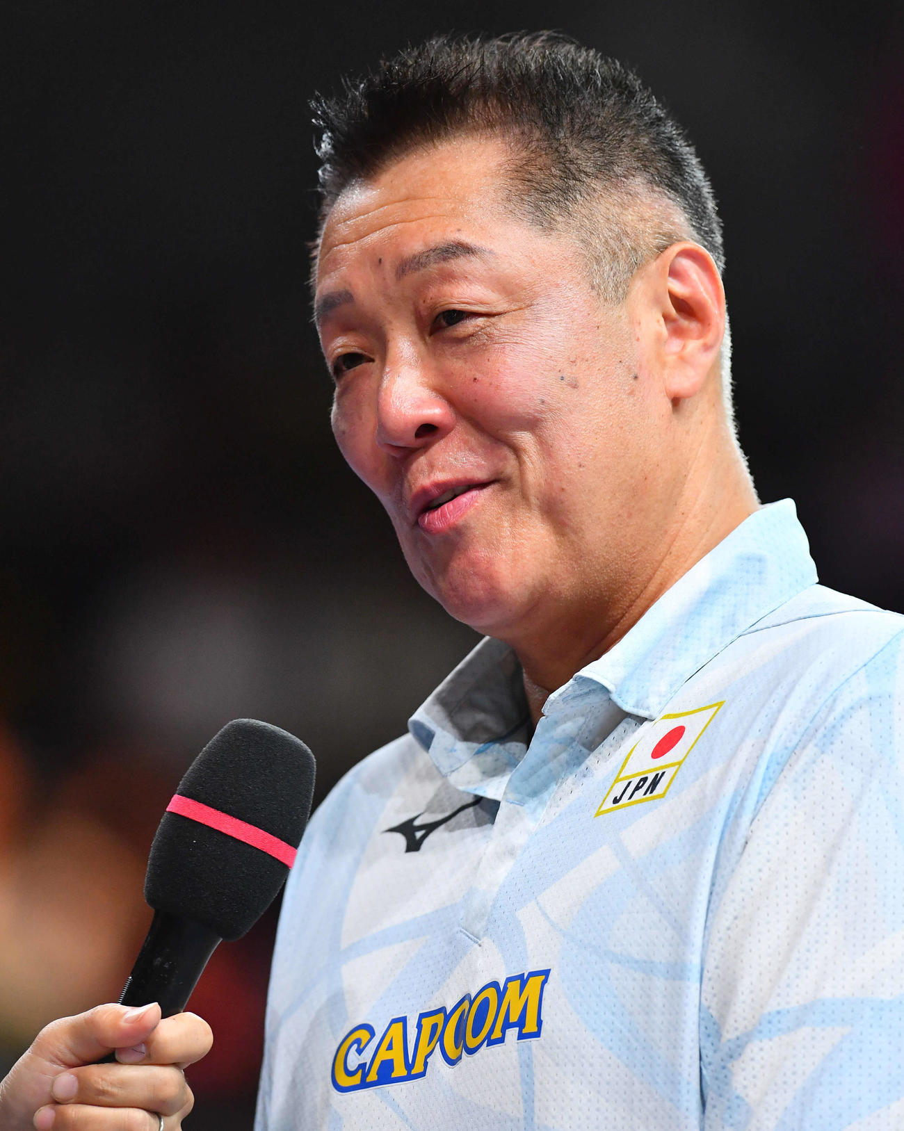 日本対セルビア　試合後のインタビューで笑顔を見せる真鍋監督（撮影・岩下翔太）