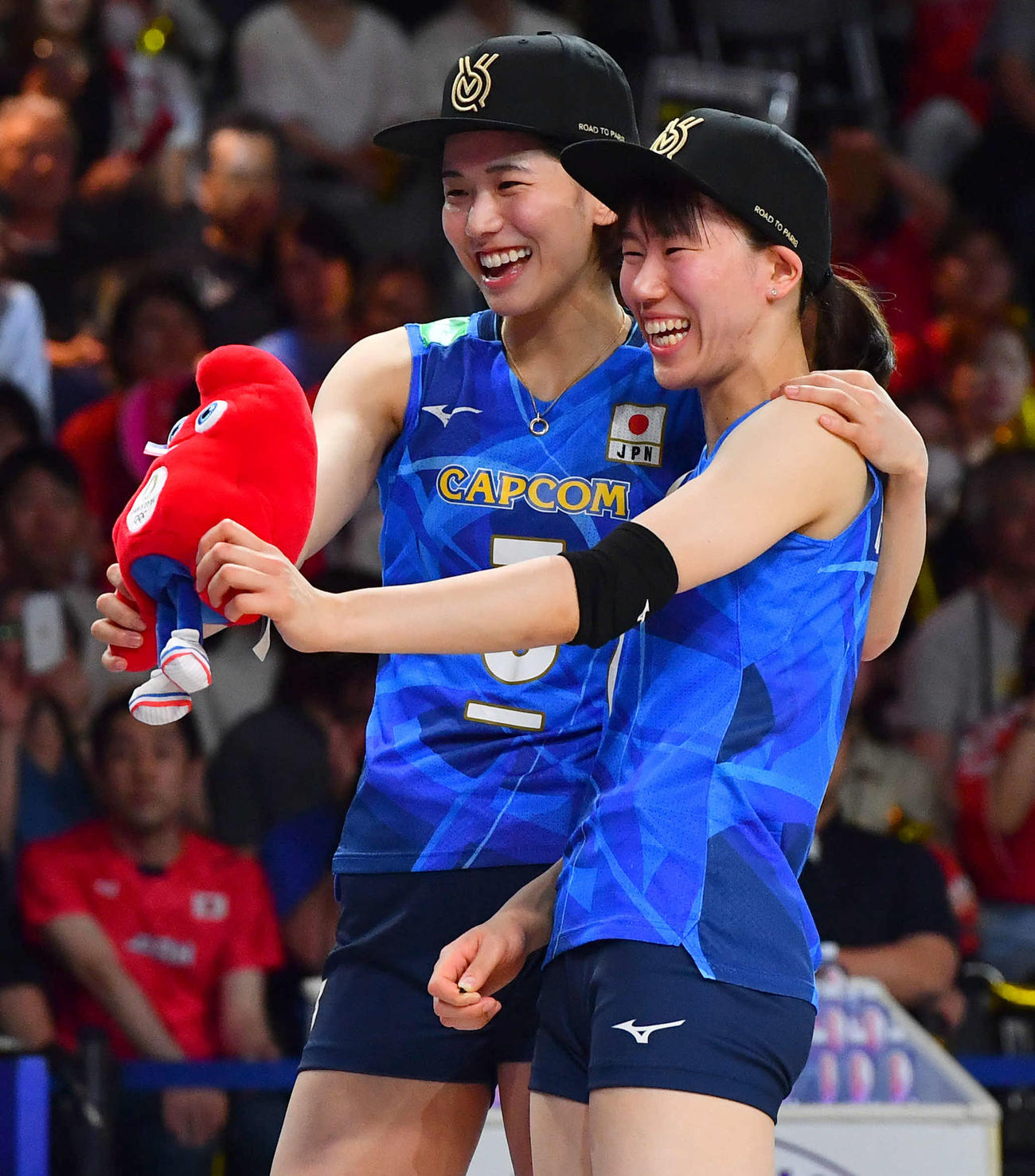 日本対セルビア　試合後、パリ五輪出場記念の帽子をかぶって記念撮影する古賀（左）と林（撮影・岩下翔太）