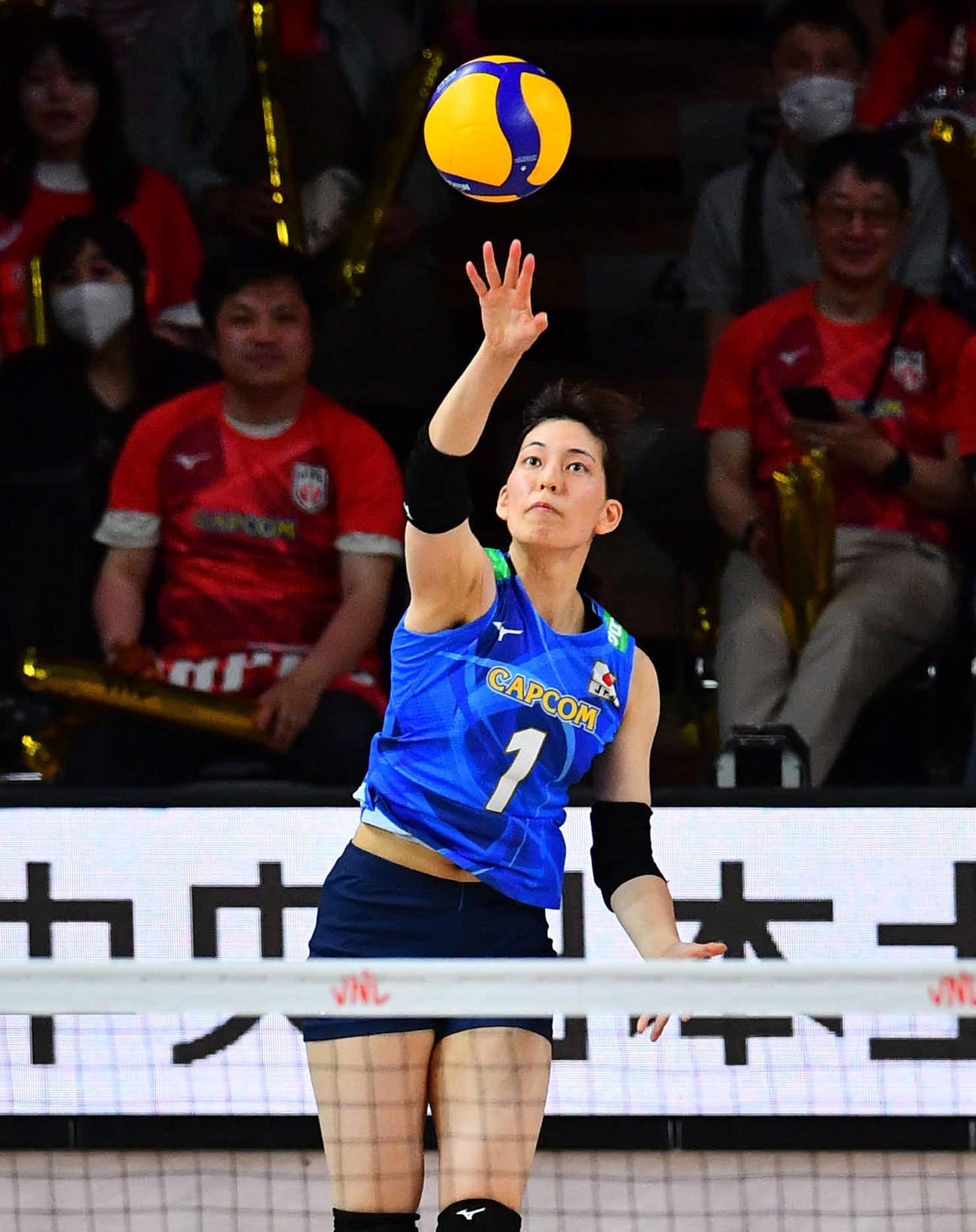 日本対セルビア　第2セット、サーブを打つ岩崎（撮影・岩下翔太）