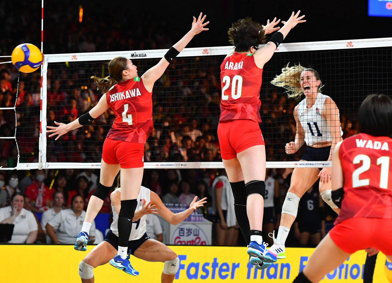 日本対アメリカ　第3セット、ブロックを狙うもスパイクを決められる石川（左）と荒木（撮影・岩下翔太）