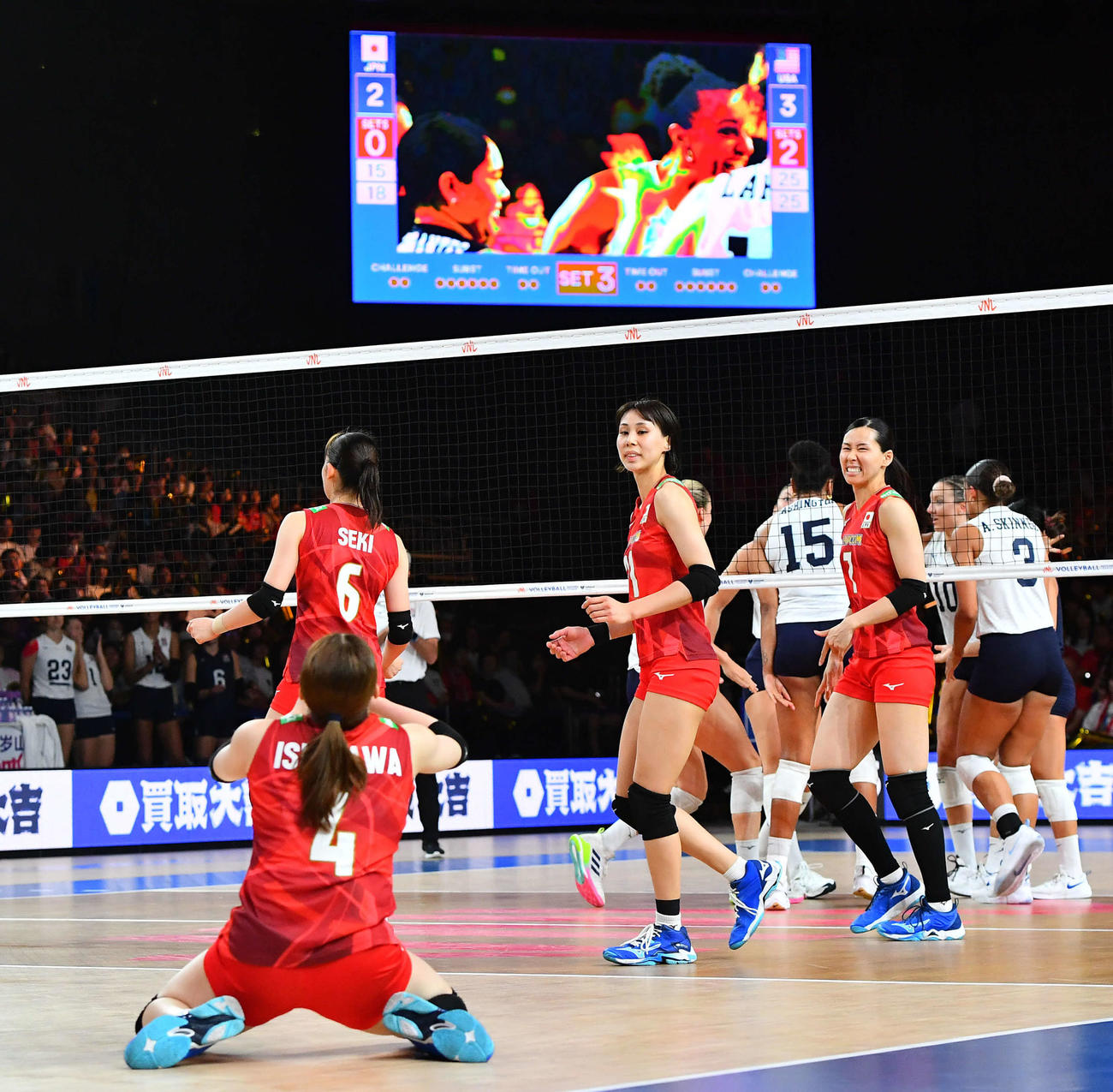 日本対アメリカ　第3セット、失点するバレー女子日本代表（撮影・岩下翔太）