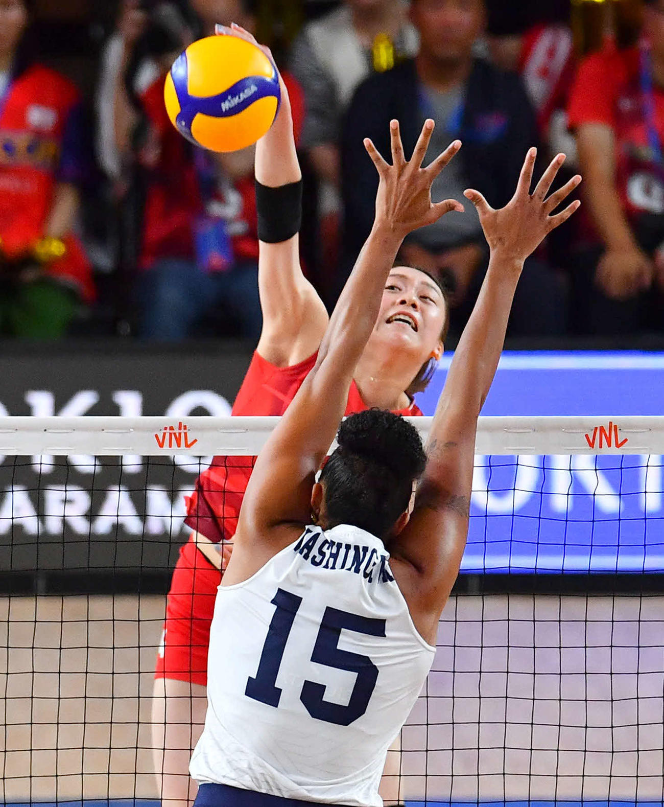 日本対アメリカ　第1セット、スパイクで得点を奪う石川（撮影・岩下翔太）