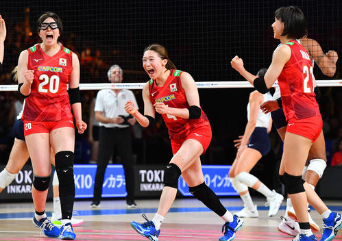 日本対アメリカ　第3セット、スパイクで得点を奪い、笑顔でガッツポーズする石川（中央）（撮影・岩下翔太）