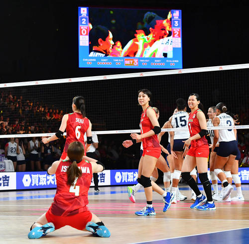 日本対アメリカ　第3セット、失点するバレー女子日本代表（撮影・岩下翔太）