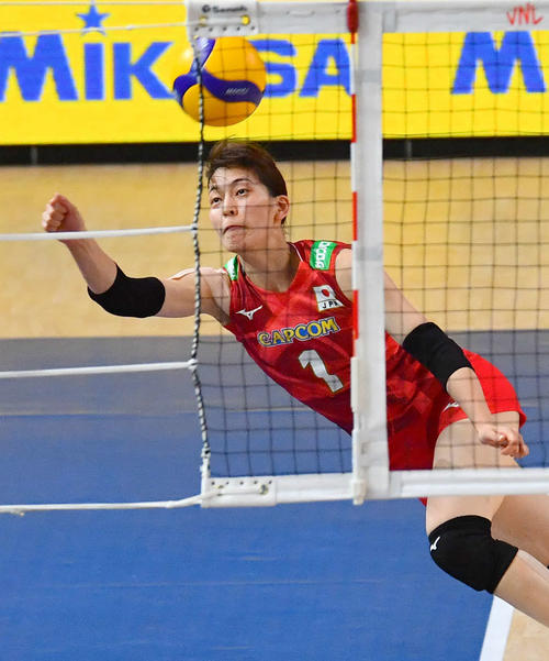 日本対アメリカ　第1セット、好レシーブする岩崎（撮影・岩下翔太）