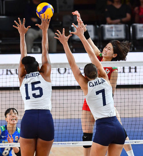 日本対アメリカ　第1セット、スパイクで得点を奪う古賀（撮影・岩下翔太）