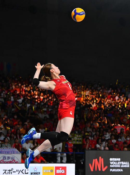 日本対アメリカ　第3セット、サーブを打つ石川（撮影・岩下翔太）