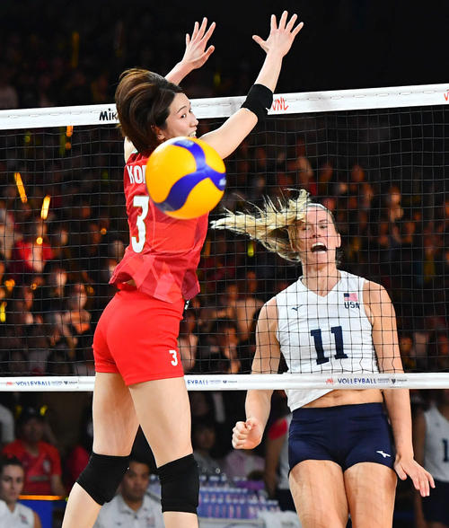 日本対アメリカ　第3セット、ブロックを狙うも得点を奪われる古賀（撮影・岩下翔太）