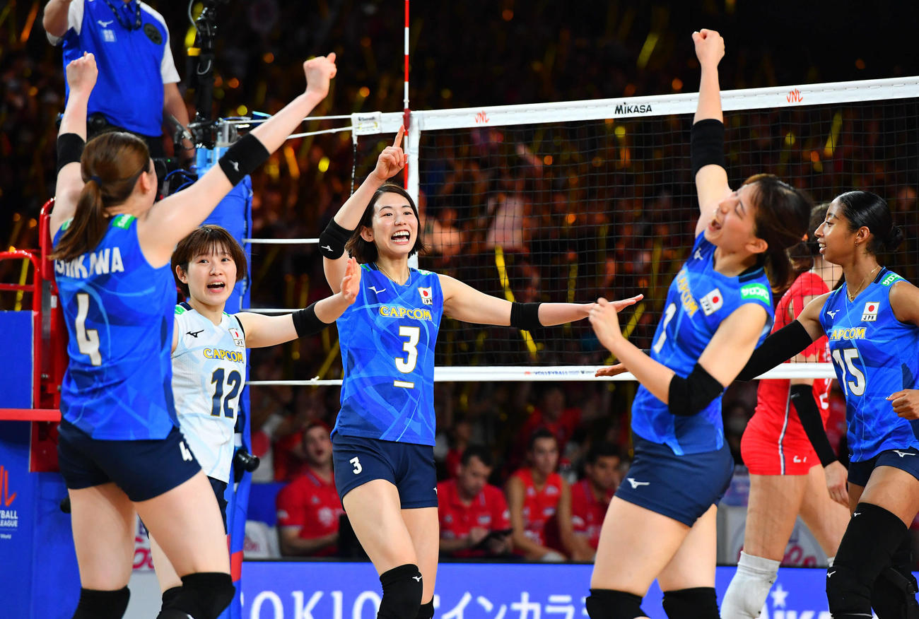 日本対セルビア　第3セット、古賀（中央）のスパイクで勝利を決め、笑顔を見せるバレー女子日本代表選手たち（撮影・岩下翔太）
