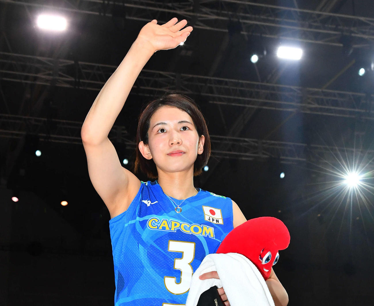 日本対セルビア　試合後、ファンに手を振りながら引き揚げる古賀（撮影・岩下翔太）