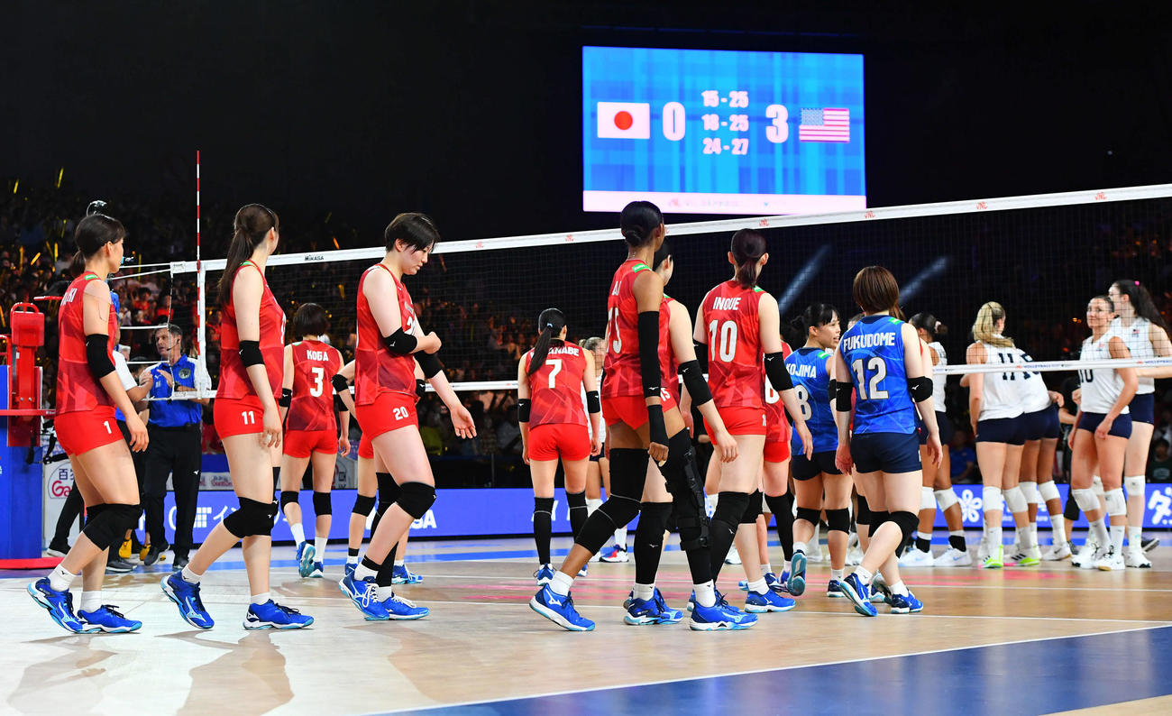 日本対アメリカ　アメリカに敗れ、肩を落とすバレー女子日本代表（撮影・岩下翔太）