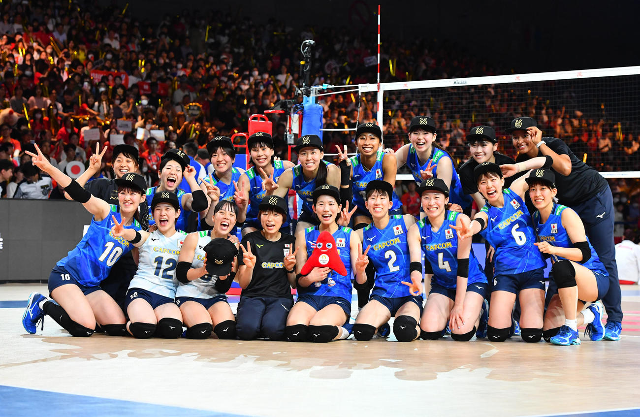 VNL試合後、パリ五輪出場記念の帽子をかぶって記念撮影するバレー女子日本代表選手（2024年6月15日撮影）