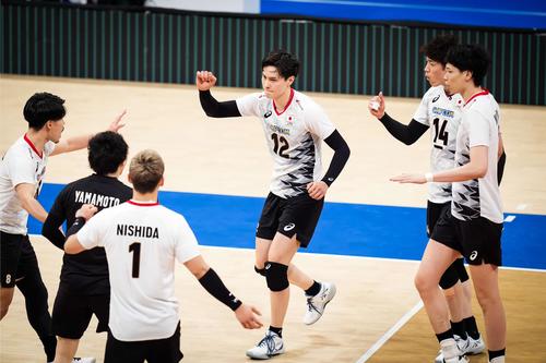 得点を喜ぶ高橋藍（中央）（C）FIVB