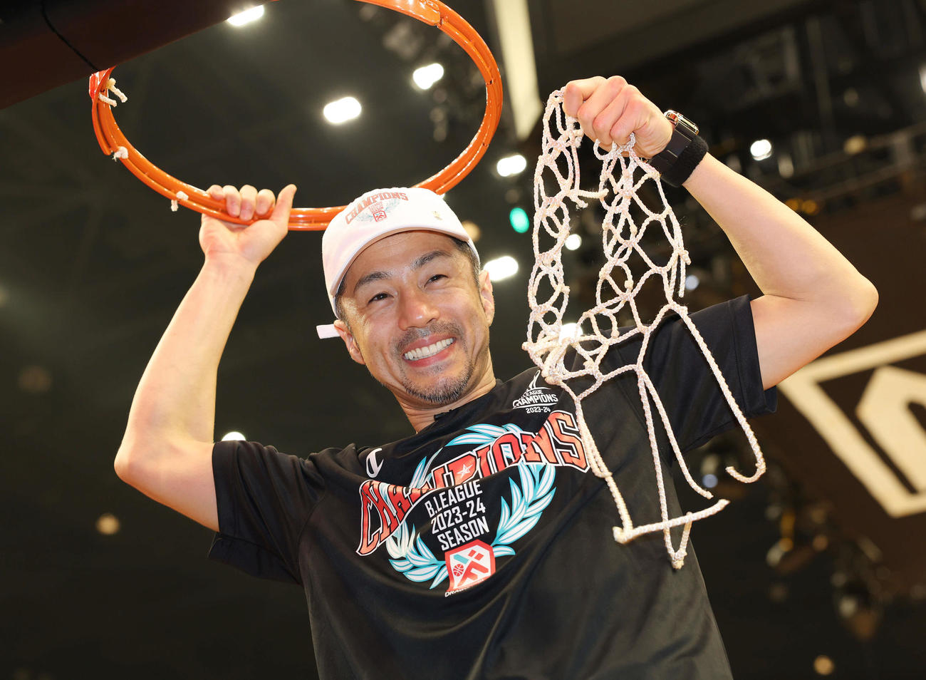 24年5月、初優勝を果たしネットカットした広島朝山