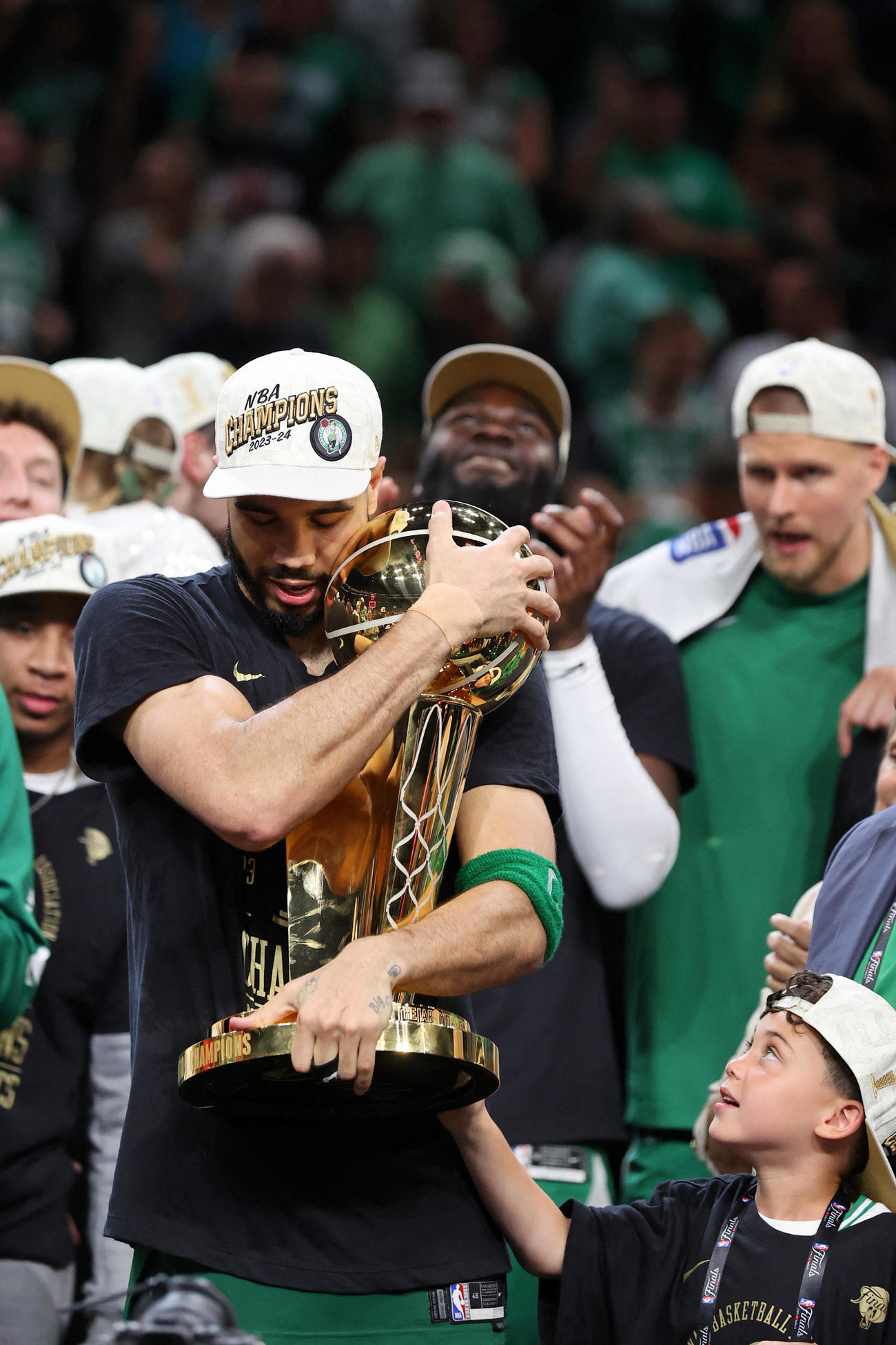 セルティックス対マーベリックス　トロフィーを抱き締めるセルティックスのジェイソン・テイタム（USA TODAY Sports＝ロイター）