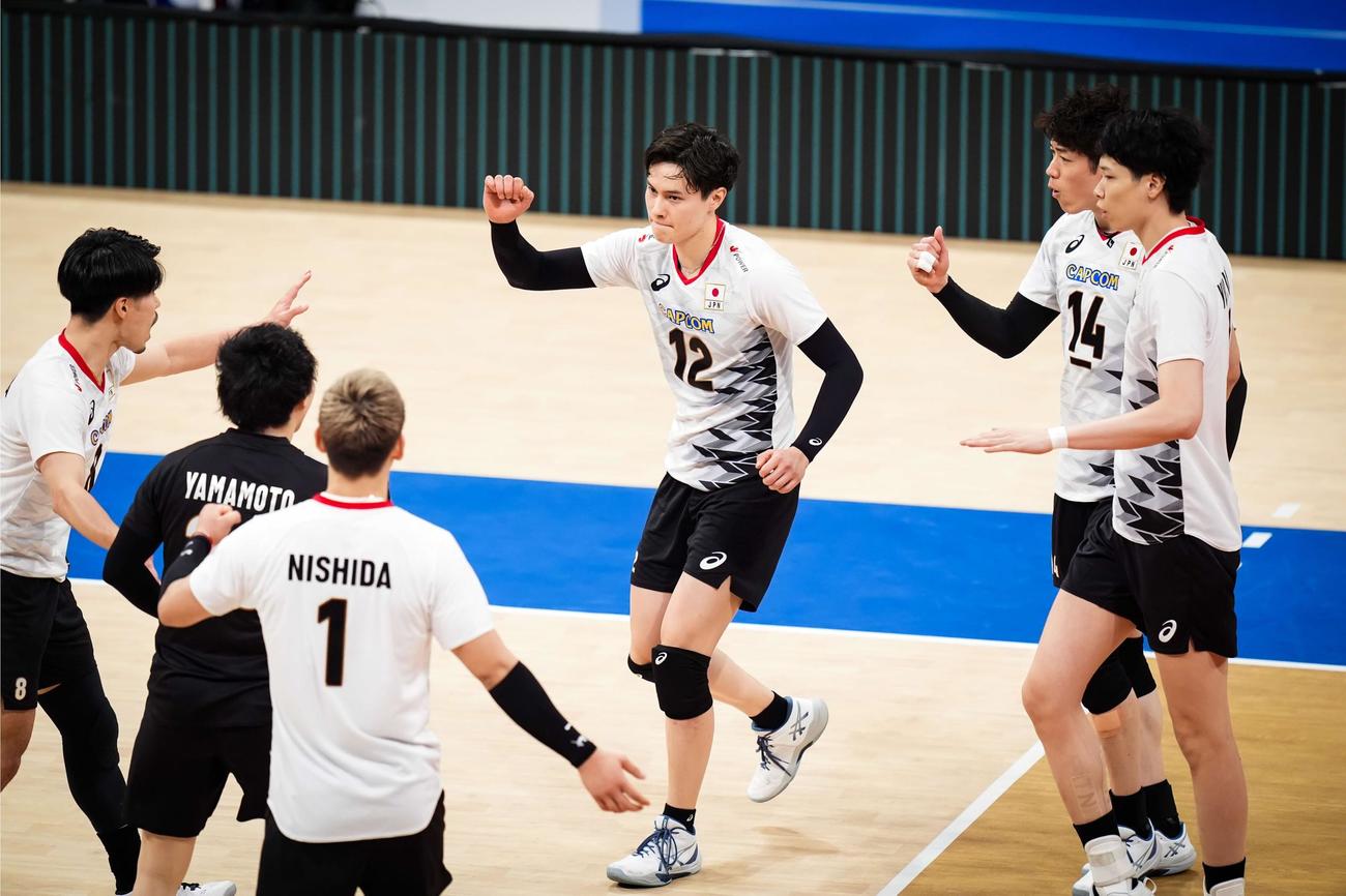 得点を喜ぶ高橋藍（中央）（C）FIVB